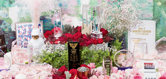 桌子上放着许多花
描述已自动生成