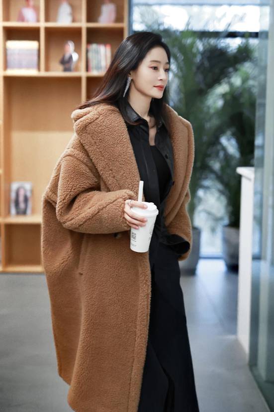 Wang Yuanke 王媛可 in mm fw22 teddy bear coat 2