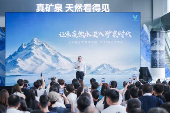 人们在看台上的人和观众

中度可信度描述已自动生成